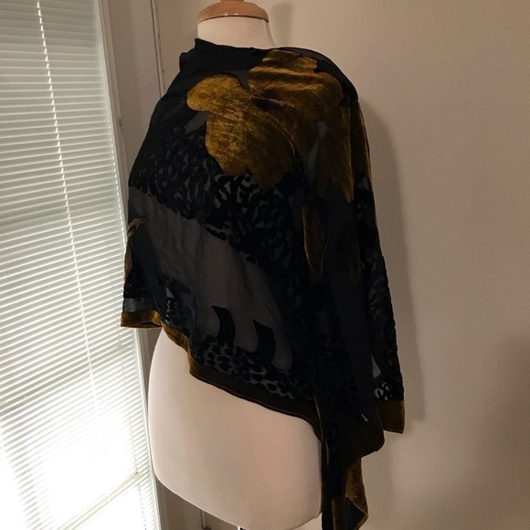 From Nordstrom wraps scarf made in Italy 25×64. Blackgold. print flower - Picture 5 of 5